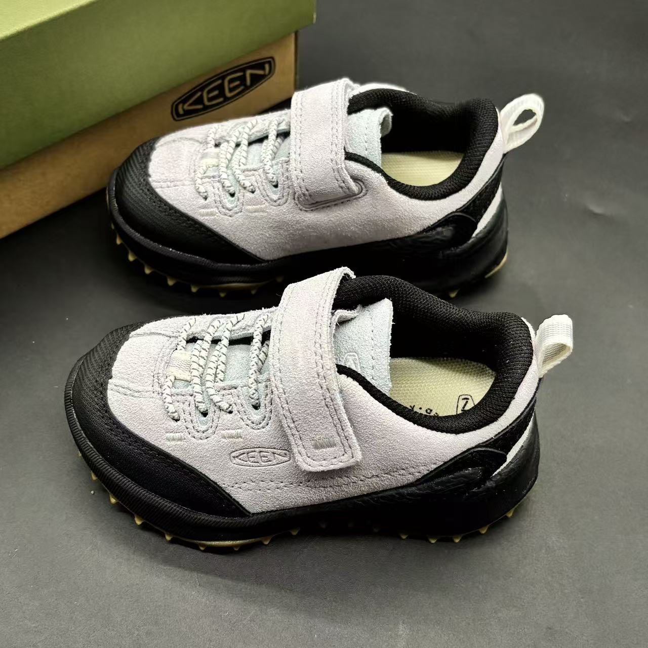 Children's shoes child